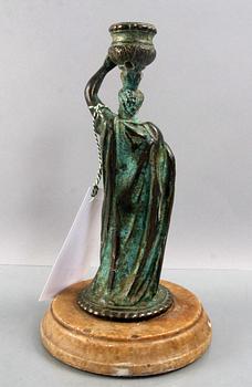 LJUSSTAKE, 1900-tal, patinerad brons med fot av marmor.