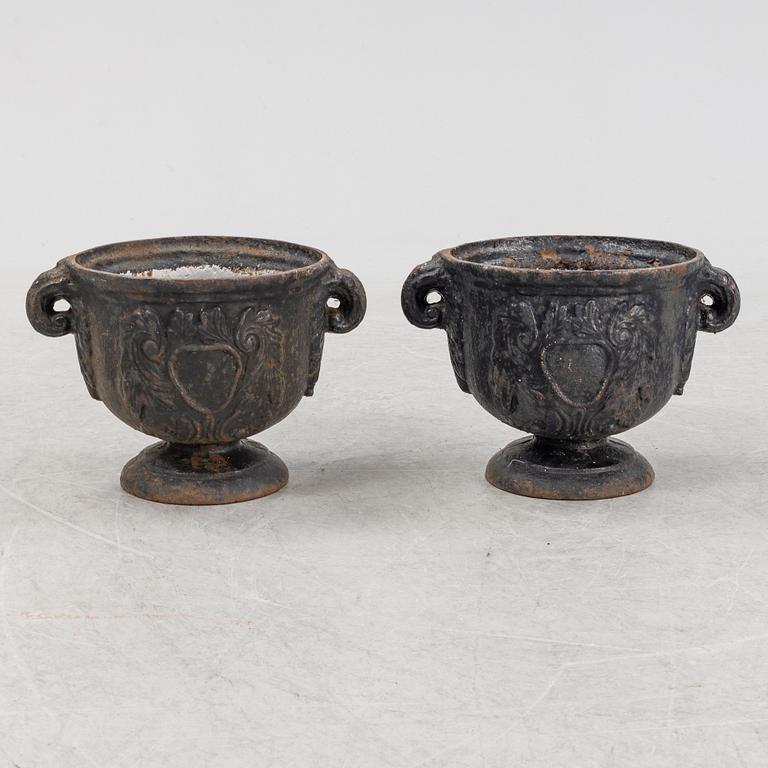 A pair of cast-iron urns, first part of the 20th Century.