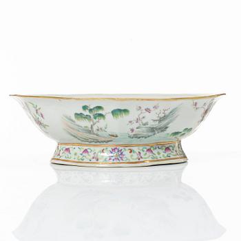 A Chinese famille rose porcelain dish, Qing dynasty, 19th century.