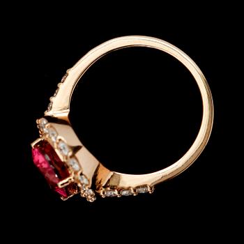 RING, 18 k guld, rosa turmalin 3.07 ct, briljantslipade diamanter tot 0.87 ct.