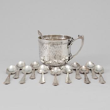 a silver cup by The Alex Clark Company, London, around 1800/1900 and 12 Swedish silver spoons from 1968. W 280 g.