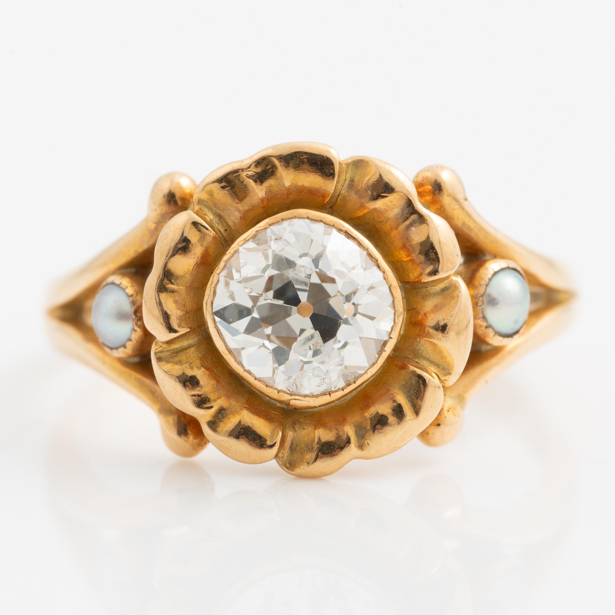Ring 18K guld blomformad med lätt cushionformad gammalslipad diamant och seedpärlor.