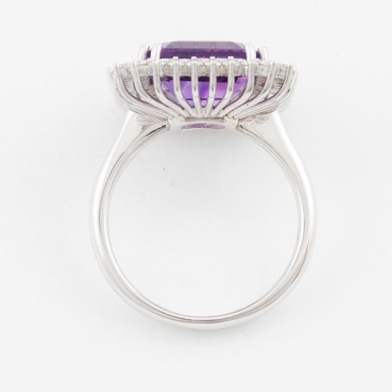 Ring 18K vitguld med ametist och briljantslipade diamanter.