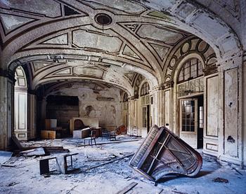 Yves Marchand & Romain Meffre, "Ballroom, Lee Plaza Hotel, Detroit", 2006.