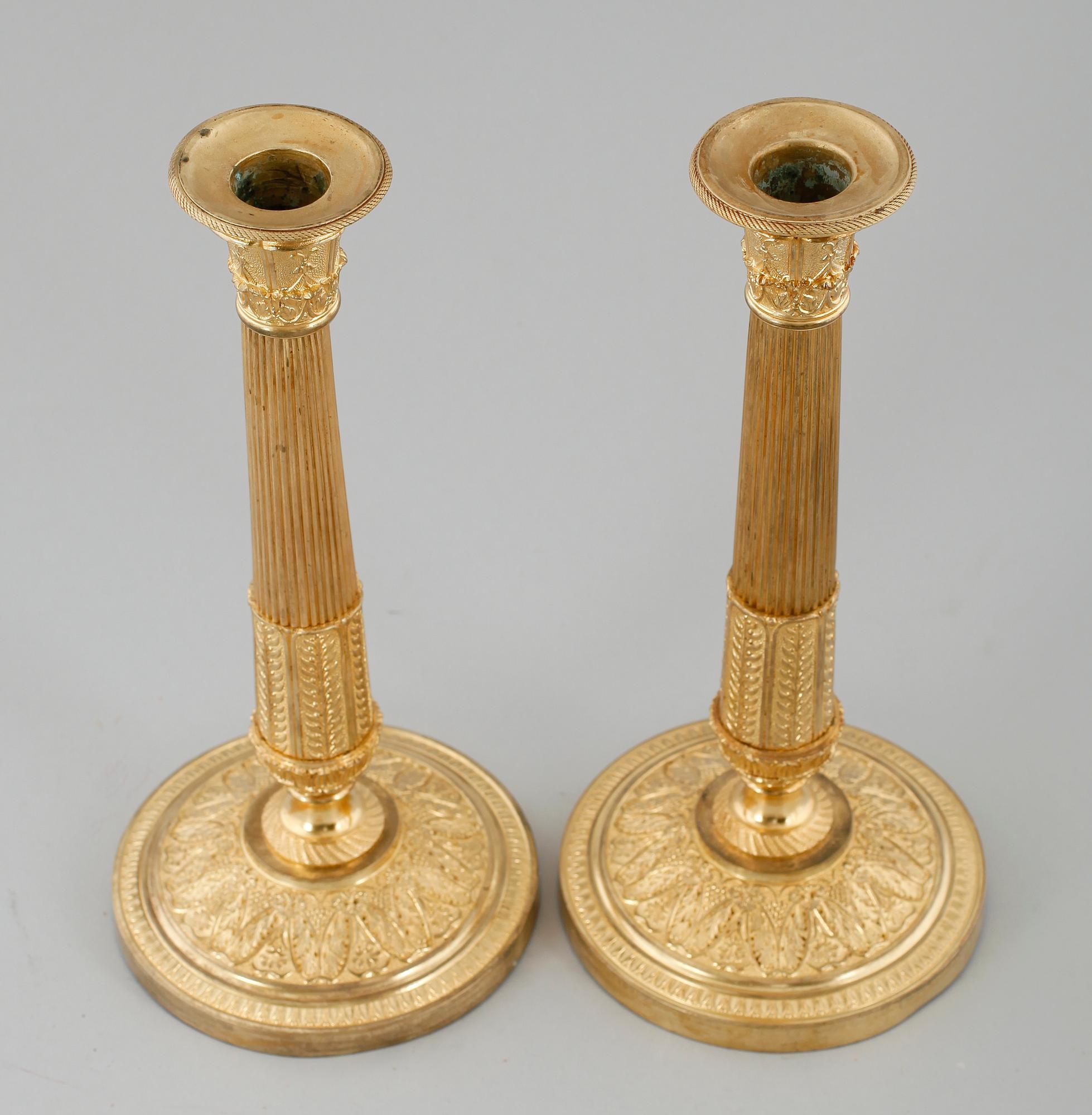 LJUSSTAKAR, 1 par, förgylld brons, empirestil, 1800-/1900-tal.