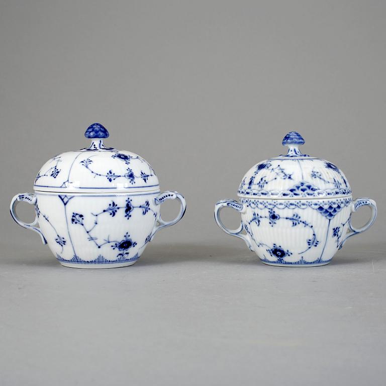 SOCKERSKÅLAR, ett par. "Musselmalet", Royal Copenhagen.