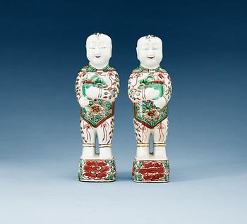 1376. A pair of famille verte figures, Qing dynasty, Kangxi (1662-1722).