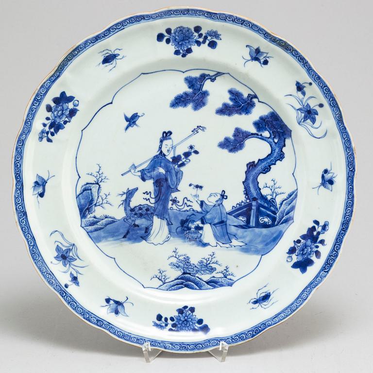 A blue and white serving dish, Qing dynasty, Qianlong (1736-95).