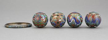 BOLLAR, fyra stycken samt ARMBAND, cloisonné. Sen Qing dynasti, sekelskfite 1900.