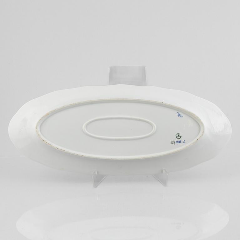 Four porcelain serving dishes and a fish platter, half-lace "Musselmalet", Royal Copenhagen, Denmark, 1894-1923.