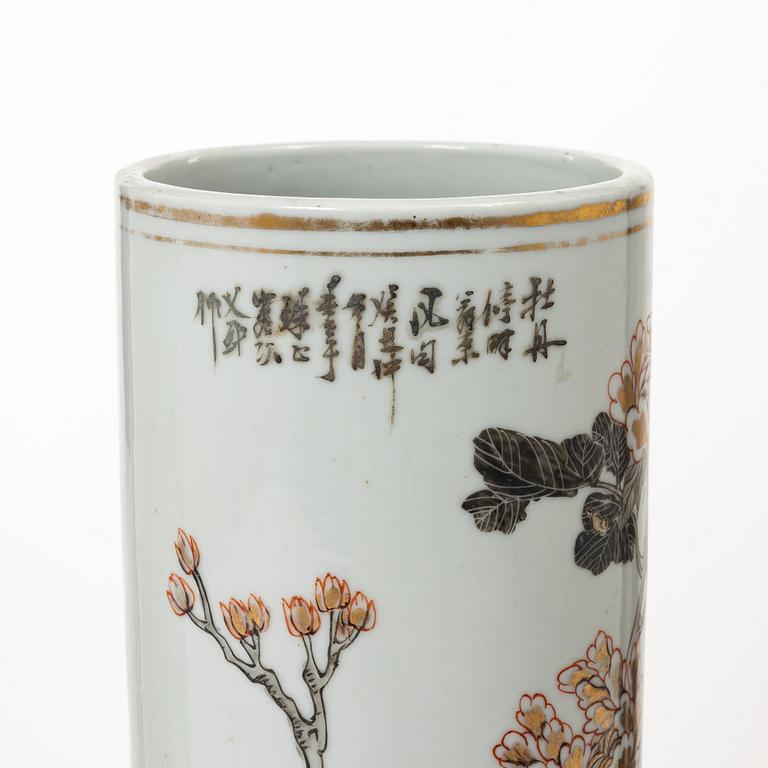 A pair of Chinese vases, 20th century.