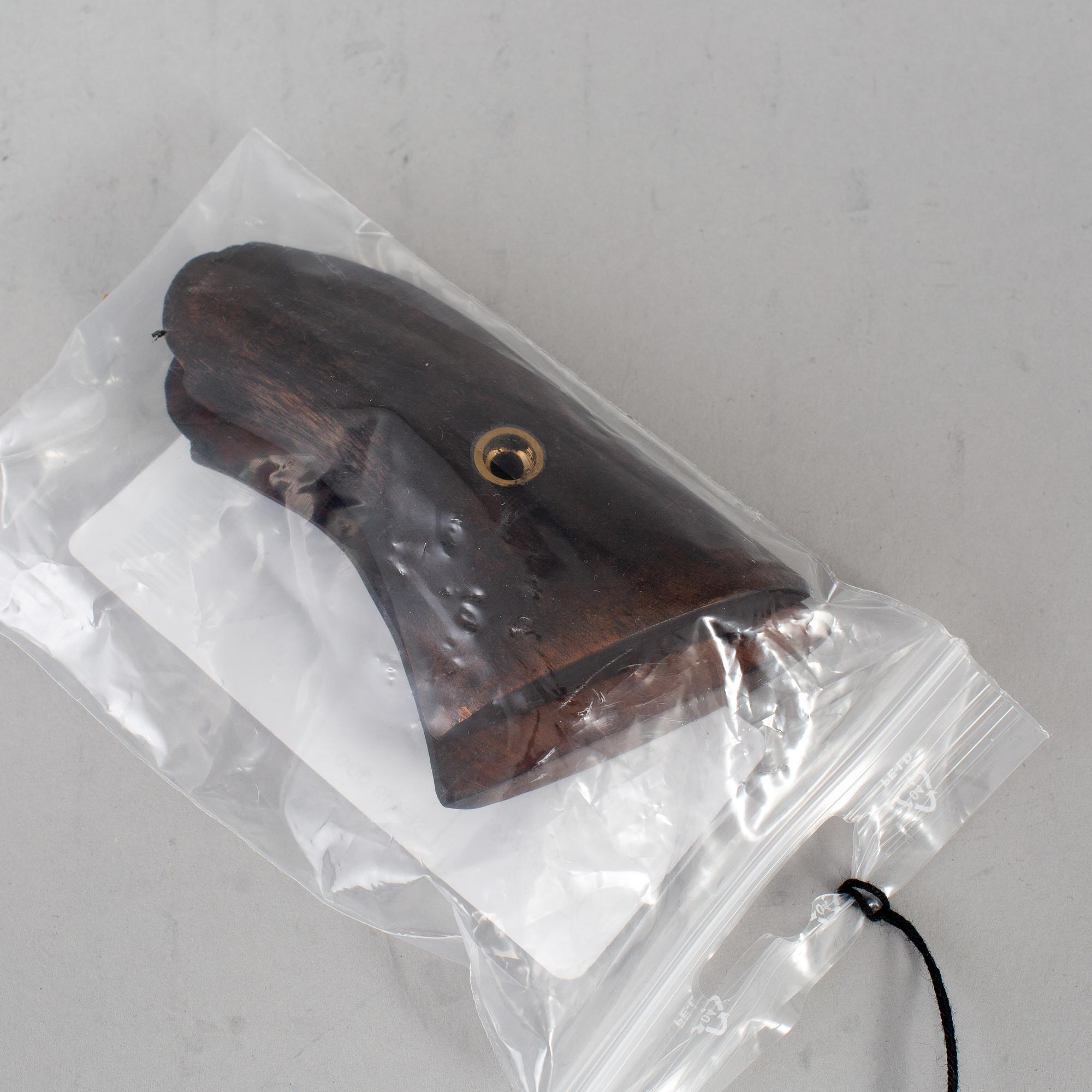 A Remington New Model Army percussion revolver with serial no 32195.