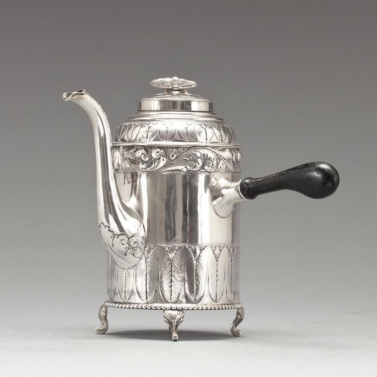 KAFFEKANNA samt GRÄDDKANNA, silver A.Steffensen, 1920, Danmark. Tot vikt ca 660 g.