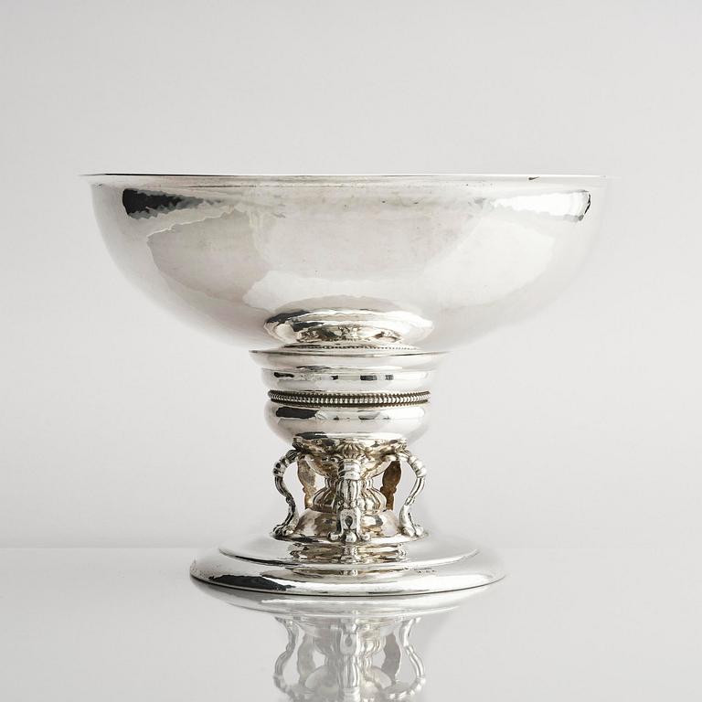C.G. Hallberg, stor uppsatsskål, silver, Svensk importstämpel, Stockholm 1917.