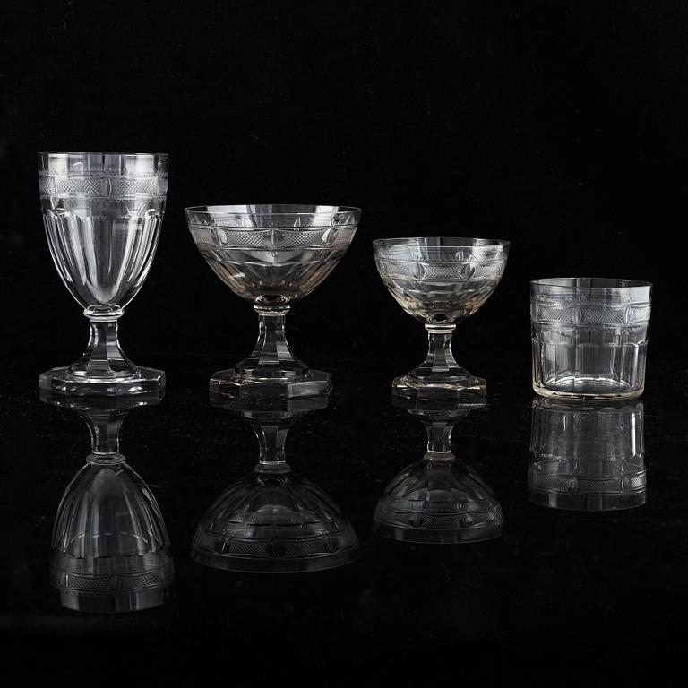 Gerda Strömberg, an early 20th century 37-pcs glass servis "Hörningsholm", Strömbergshyttan, Sweden.