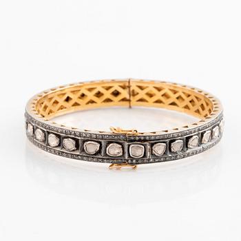Armring med fasettslipade diamanter.