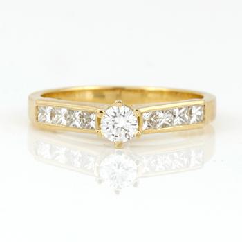 RING, 18K guld med briljant och prinsesslipade diamanter, tot ca 0,65 ct. Vikt 3,11 g.