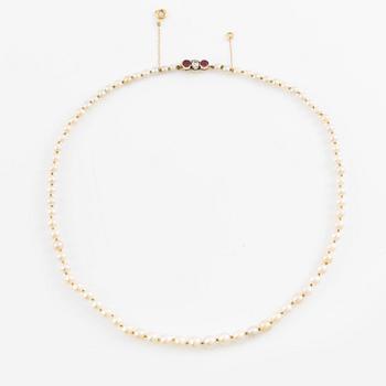 Pärlcollier lås 18K guld med en gammalslipad diamant och rosa stenar.