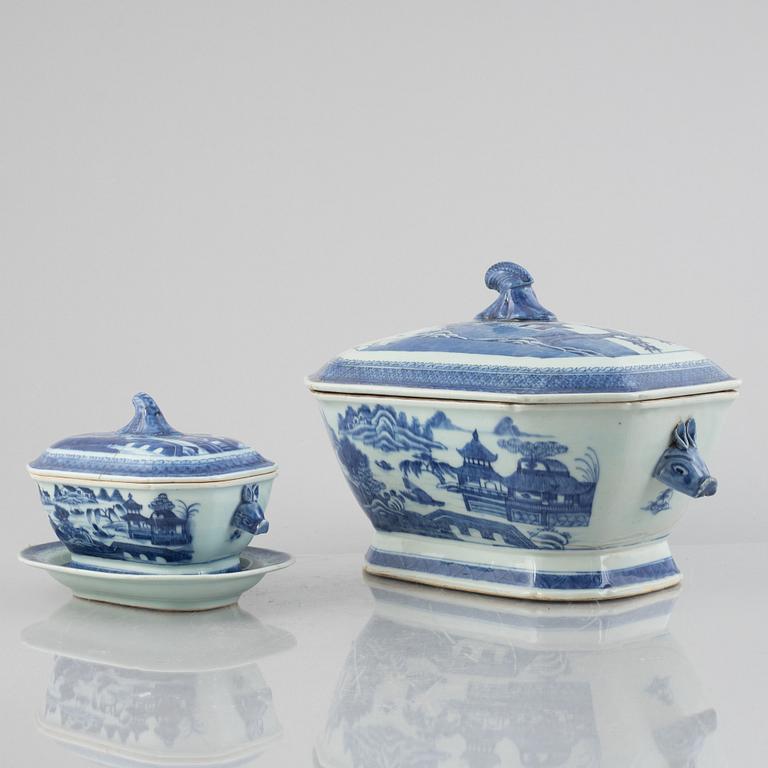 Six pieces of blue and white porcelain, China, Qing dynasty, 18th-19th century.