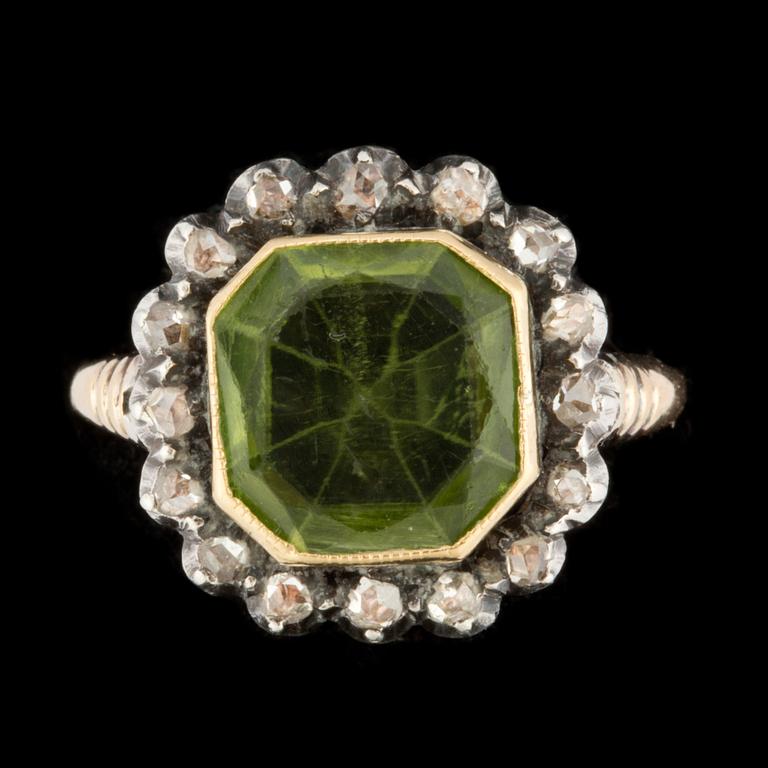 RING, 18 k guld och silver, peridot med rosenstenar. Vikta ca 3 g.