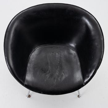 Arne Jacobsen, fåtölj, "The Pot", Fritz Hansen, Danmark, 1900-talets andra hälft.