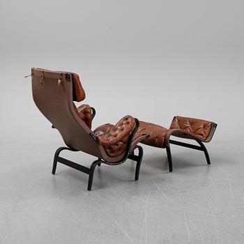 Bruno Mathsson,
fåtölj , "Pernilla 69" med fotpall, DUX, 1900-talets andra hälft.