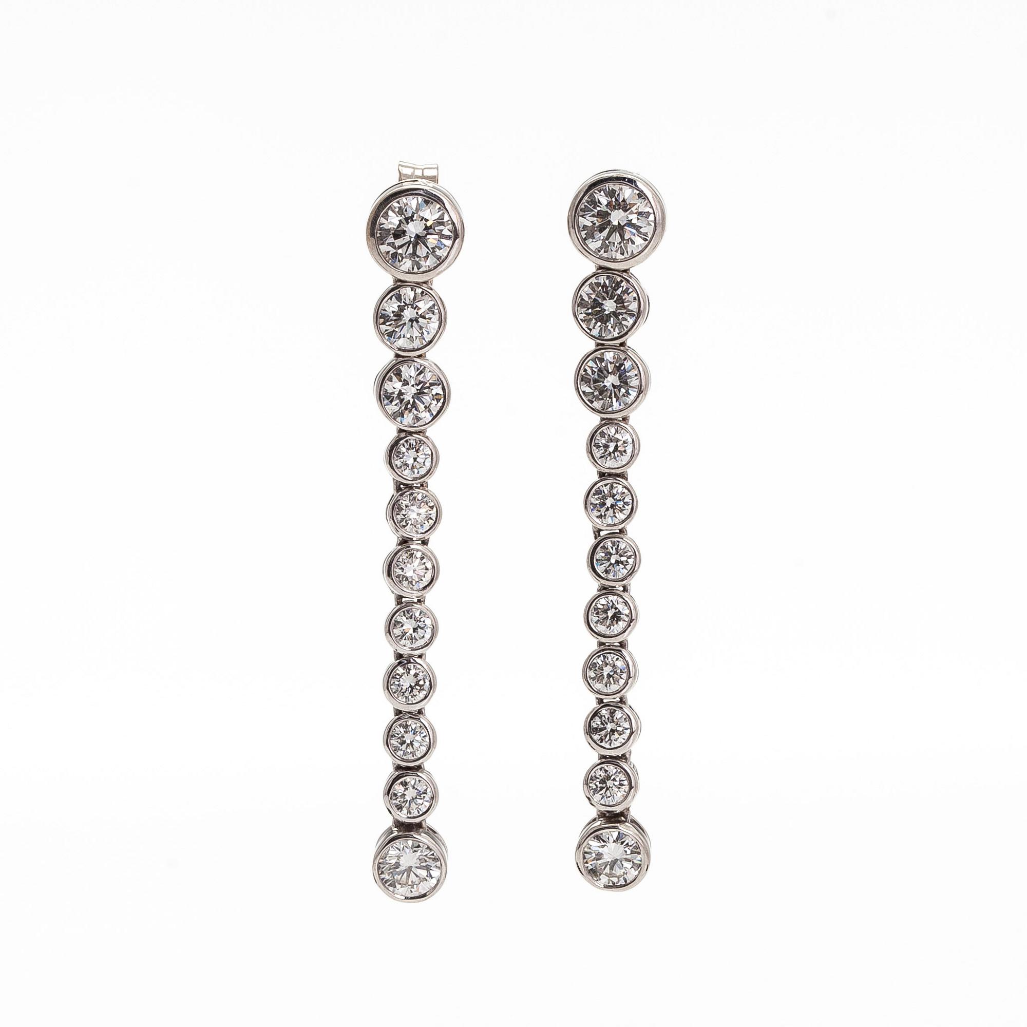 Earrings in 18K white gold set with brilliant-cut diamonds.