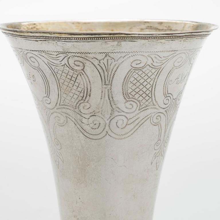 A parcel-gilt silver cup, maker's mark of Olof Hellbom, Stockholm 1797.