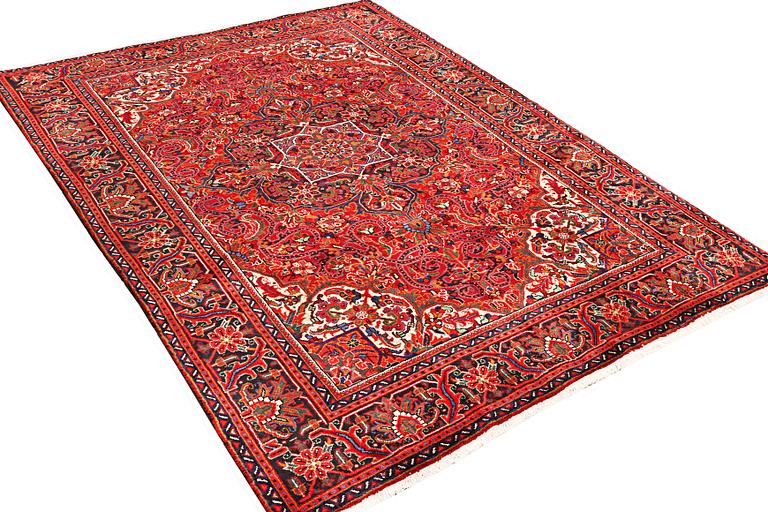 A Heriz patternd carpet, a.  295 x 207 cm.