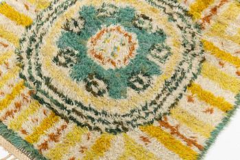 Ann-Mari Lindbom, gift Forsberg, a carpet, "Bladrosett", knotted pile, ca 98  x 100 cm. Signed AB MMF AML.