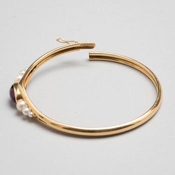 ARMBAND, 18 k guld med cabochonslipad ametist samt odlade pärlor, Alton, Falköping, 1966. Vikt ca 9 gram.