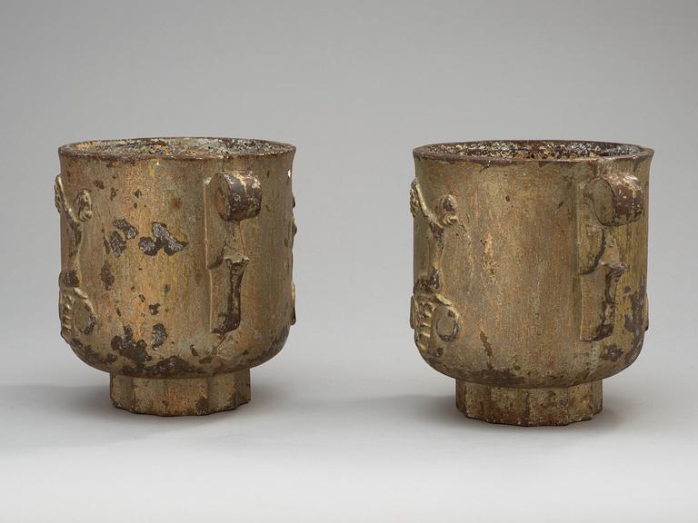 A pair of cast iron garden urns, Sweden 1920'-30's,