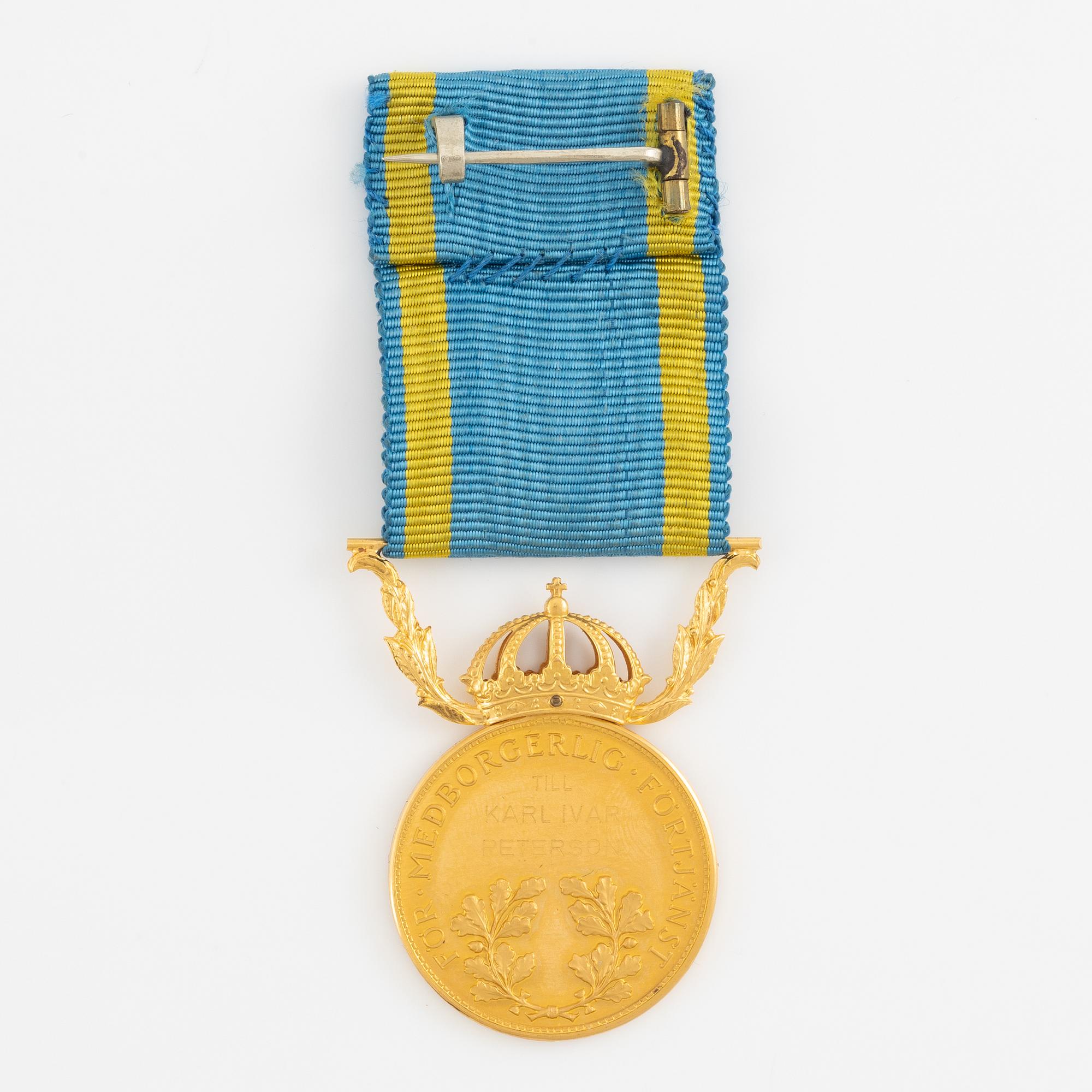 Medal, gold 18k, "For valour and integrity", with ribbon in case.