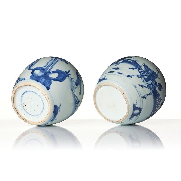 Urnor, två stycken snarlika, porslin. Qingdynastin, Kangxi (1662-1722).