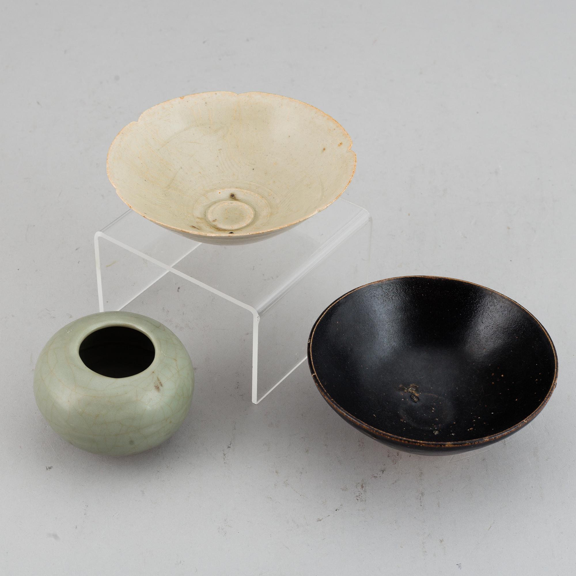 SKÅLAR, 2 st, samt penselbad keramik, bl.a. Song/Yuandynastin.