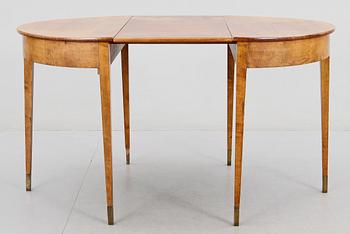 HALVMÅNEBORD, ett par, samt iläggsskiva, sengustaviansk stil, 1800-tal.