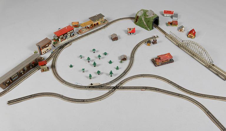 SAMLING TÅGRÄLS SAMT BYGGNADER, bl a Märklin.