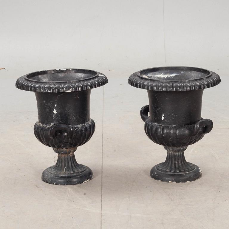 TRÄDGÅRDSURNOR, ett par, 1900-talets andra hälft.