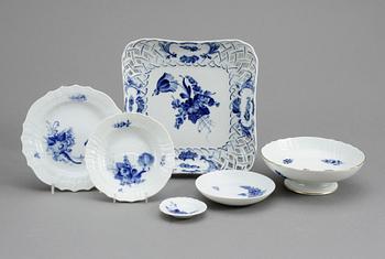 SERVISPORSLIN, 51 delar, porslin, " Blå Blomst", Royal Copenhagen.