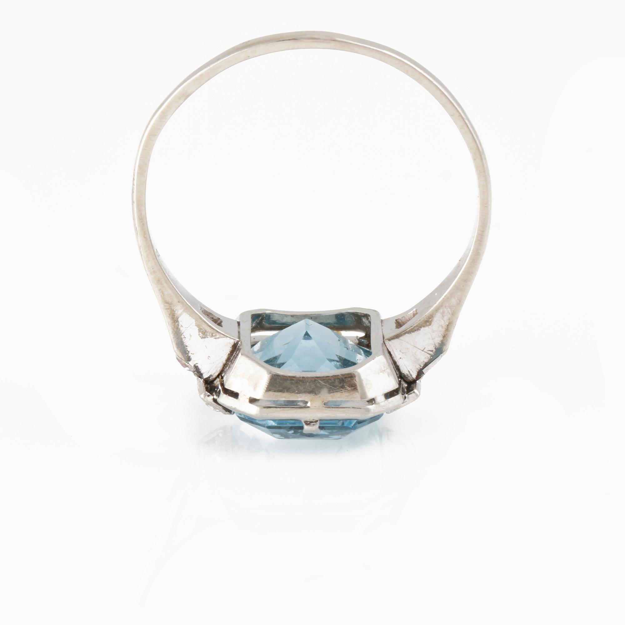 RING, Gustav Dahlgren & Co,  med fasettslipad akvamarin samt 6 åttkantslipade diamanter, 1930-tal.