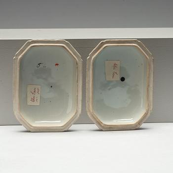 SMÖRTERRINER med LOCK och FAT, ett par, porslin. Qingdynastin, Qianlong (1736-95).