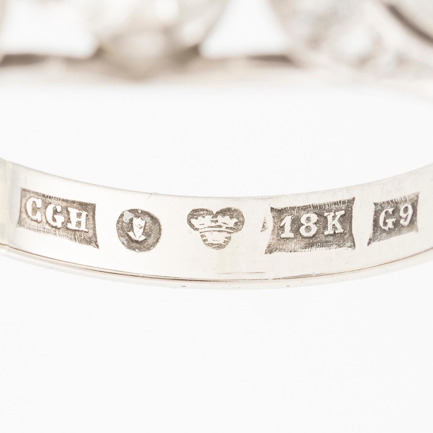 Ring, CG Hallberg, 18K guld med en rund briljantslipad diamant och åttkantslipade diamanter.