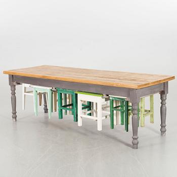 MATBORD med pallar, modern tillverkning.