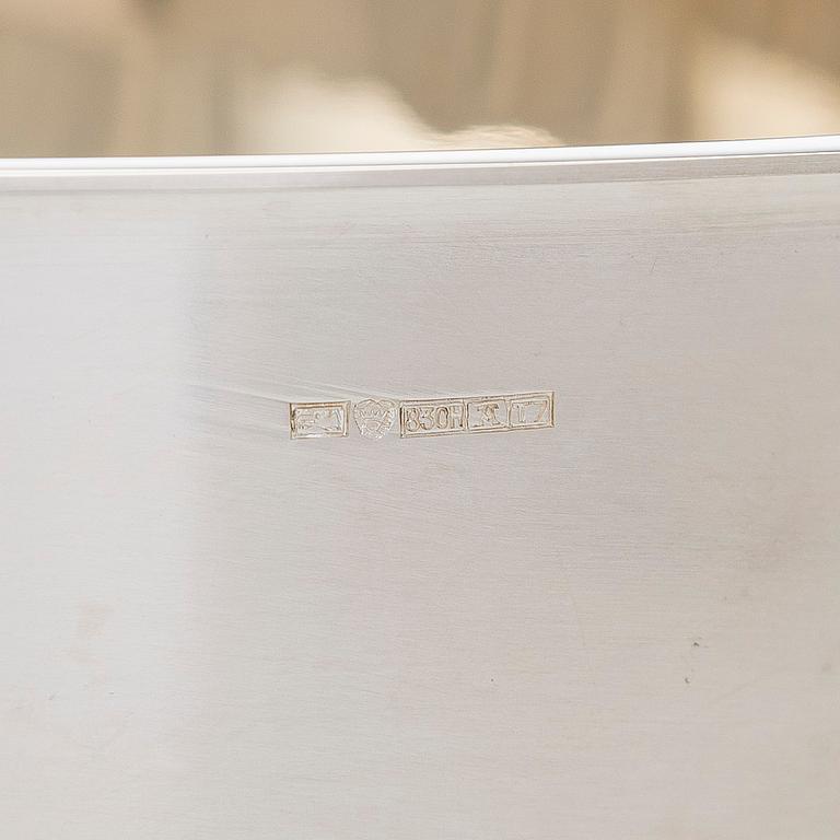 A silver punch bowl with ladle and six beakers, Auran Kultaseppä, Turku 1975-76. In original wooden box.