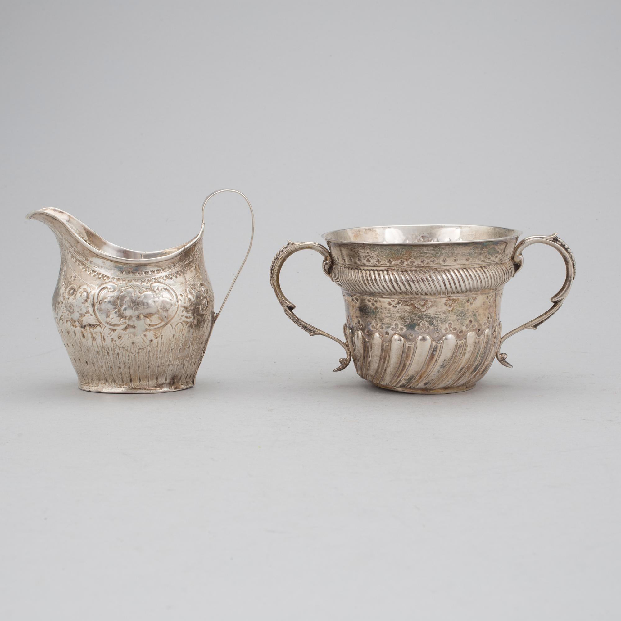 A SILVER LOVING CUP AND CREAMJUG, London 1804 och 1889. Weight ca 272 g.