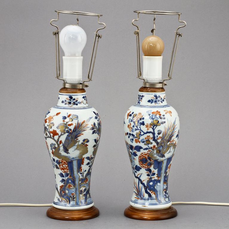 BORDSLAMPOR, ett par, porslin, Kina, 1700/1800-tal.