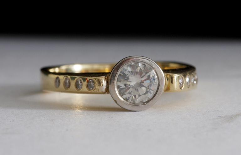 RING, guld 14K med briljant c:a 0.59 ct.