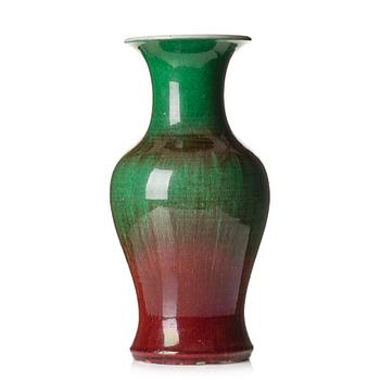 1020. A flambéglazed vase, late Qing dynasty, 19th Century.