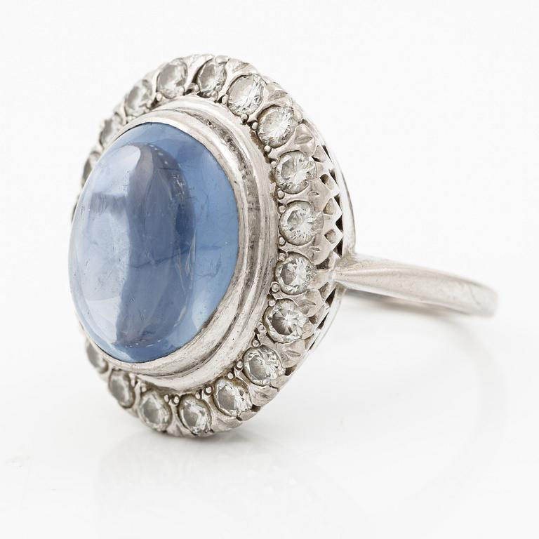 Ring, cocktailring 18K vitguld med cabochonslipad safir och briljantslipade diamanter.