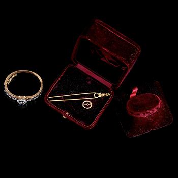 ARMBAND/BROSCH/HÅRNÅL med safir samt gammalslipade diamanter totalt ca 4.00 ct.